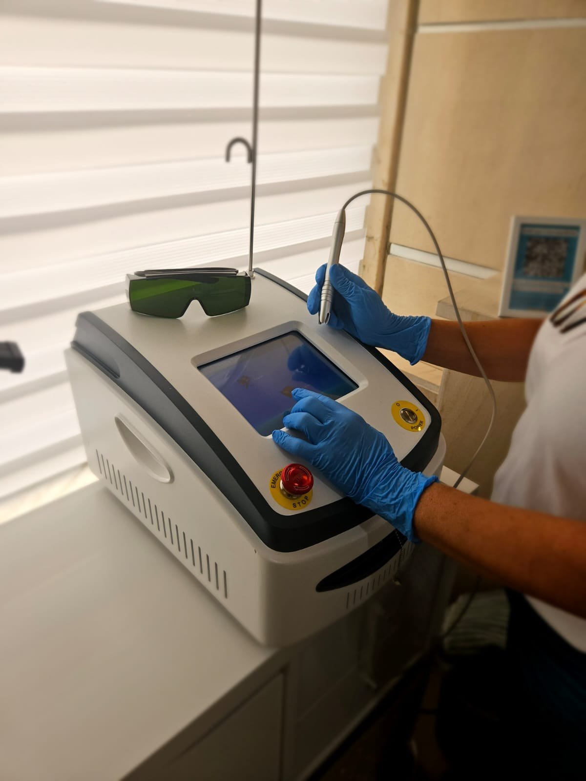 Equipamento de laser podológico para acompanhamento de fungos nas unhas em Queluz
